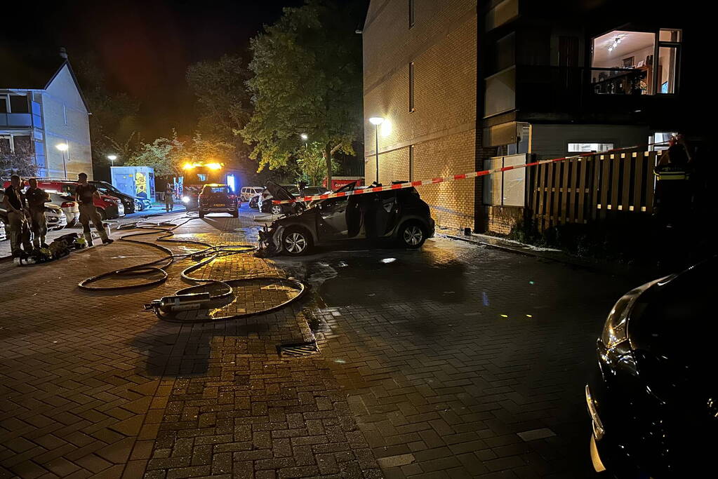 Politie onderzoekt brand in twee personenauto's