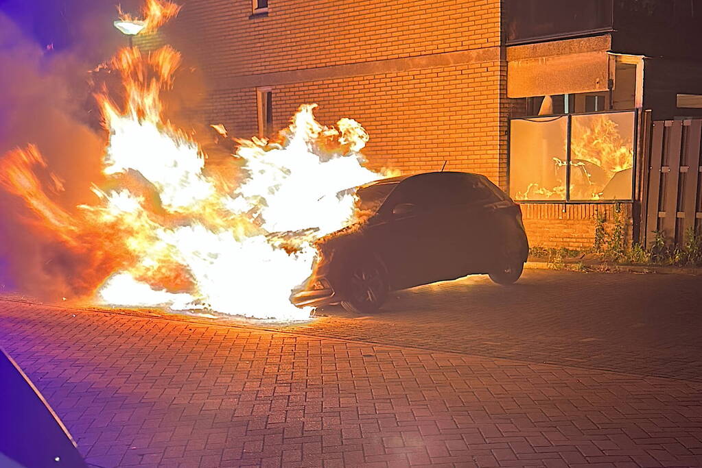 Politie onderzoekt brand in twee personenauto's