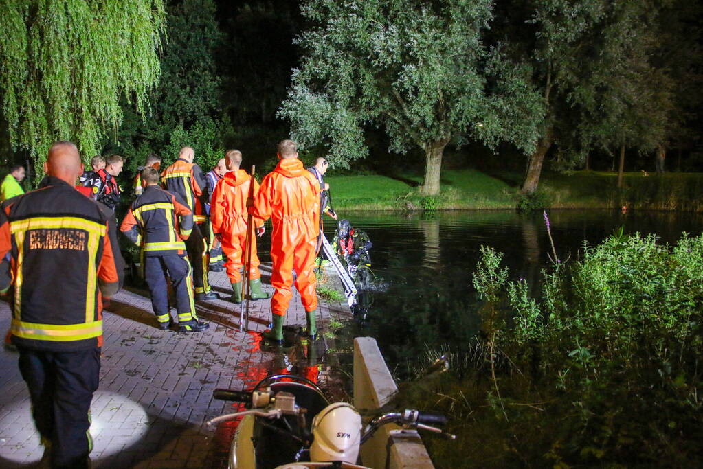 Zoektocht naar mogelijk te water geraakte scooterrijder