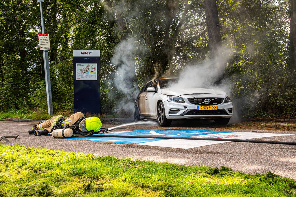 Auto rijdend in brand gevlogen