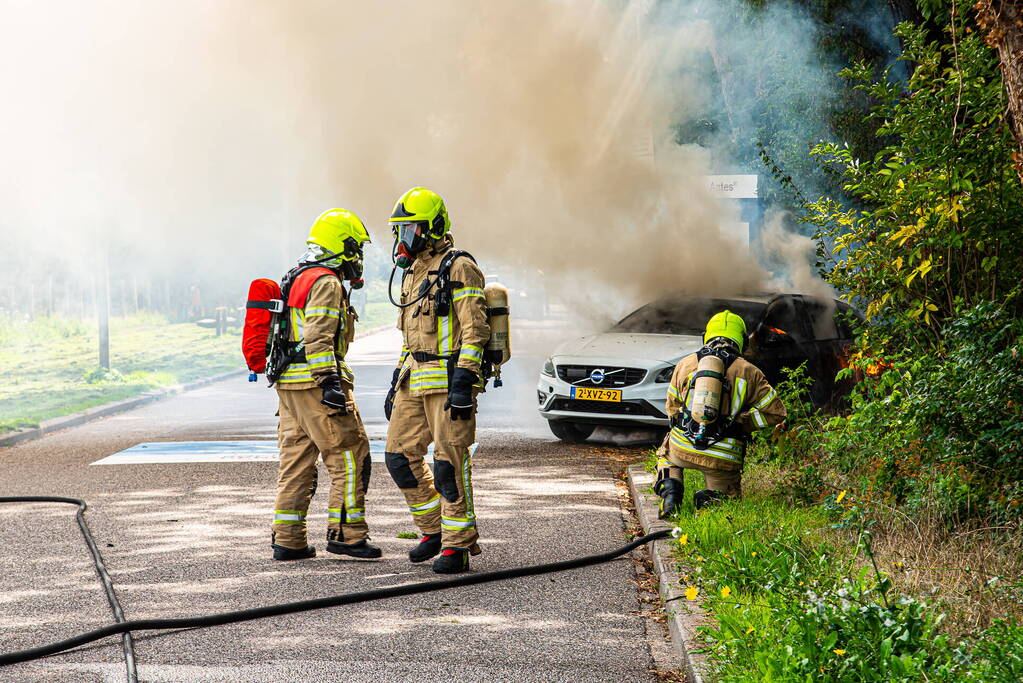 Auto rijdend in brand gevlogen