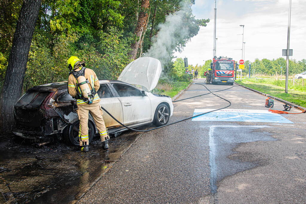 Auto rijdend in brand gevlogen