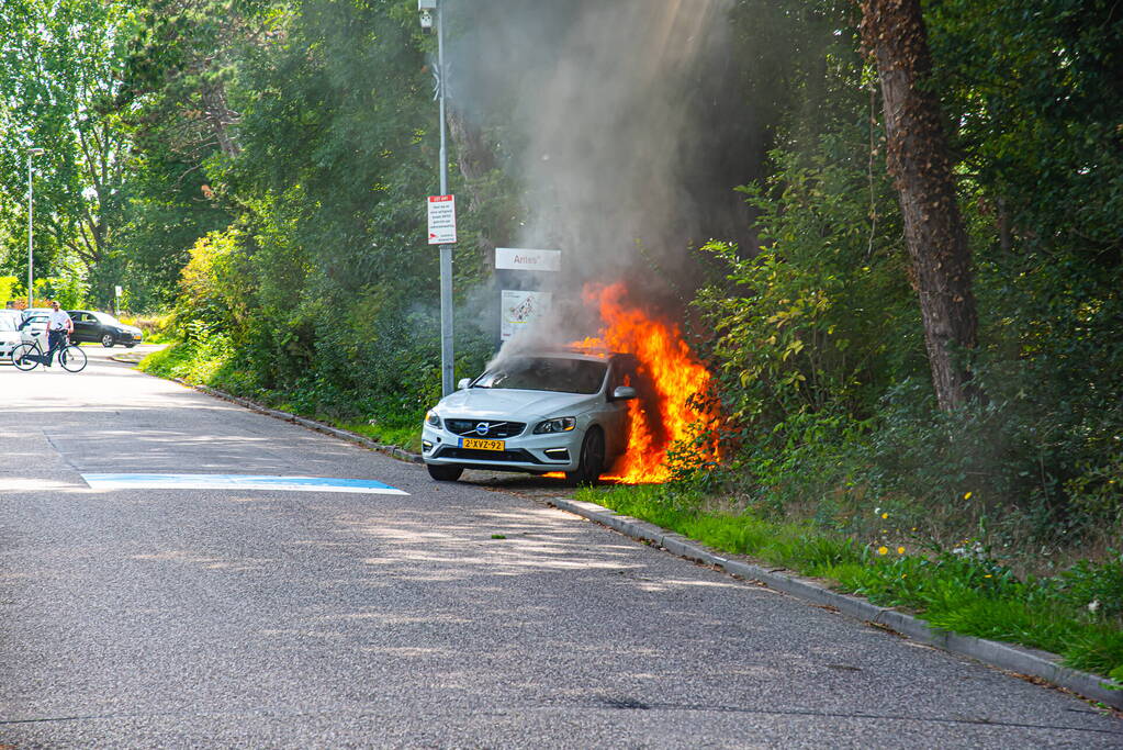 Auto rijdend in brand gevlogen