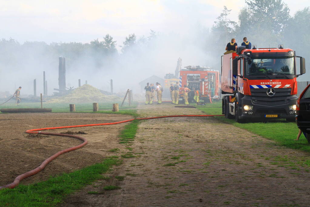 Schuur met hooibalen en gereedschap in brand