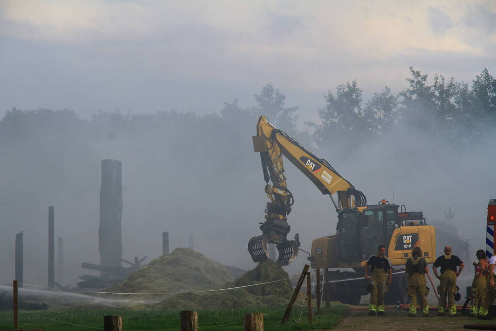 Schuur met hooibalen en gereedschap in brand