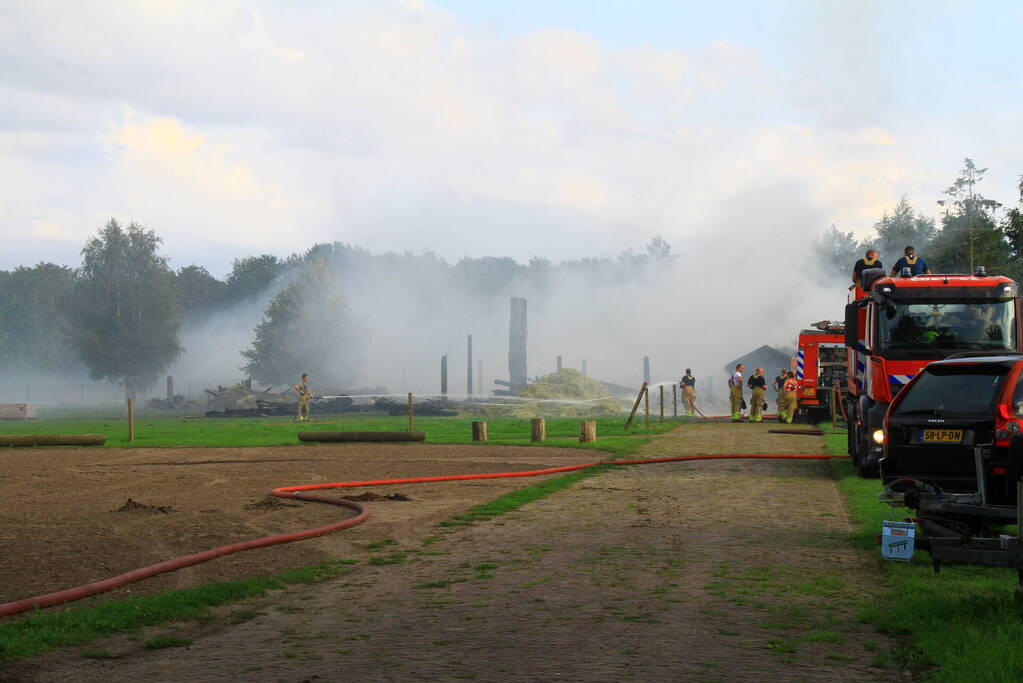 Schuur met hooibalen en gereedschap in brand