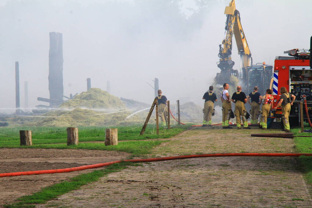 Schuur met hooibalen en gereedschap in brand