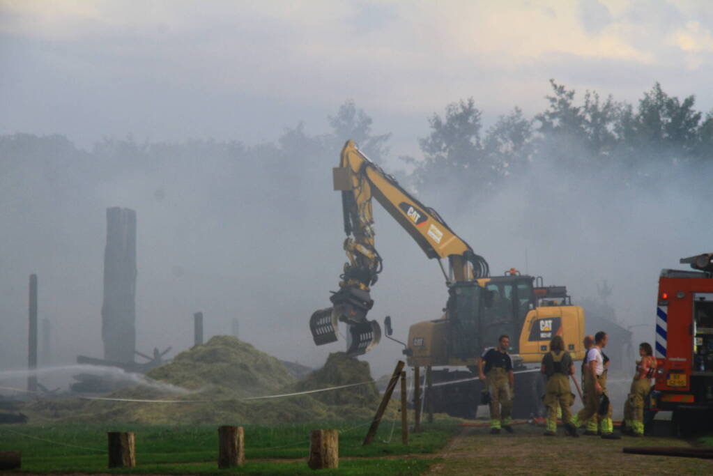 Schuur met hooibalen en gereedschap in brand