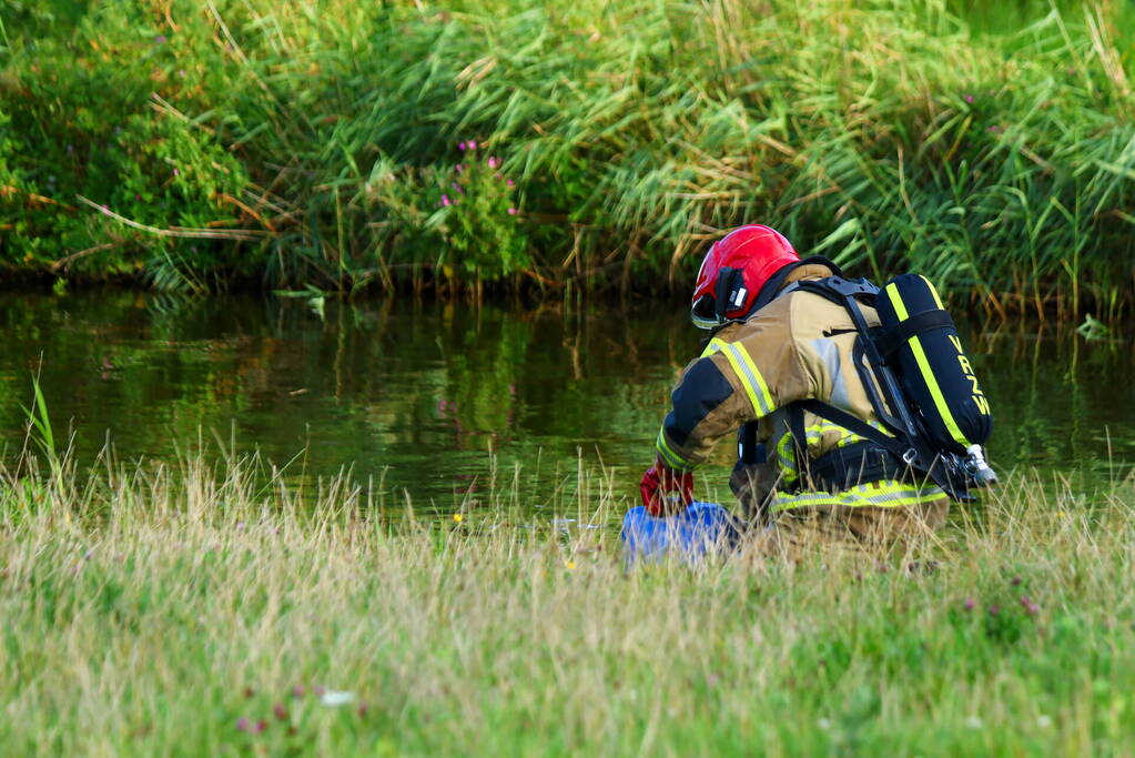 Blauw vat in sloot aangetroffen