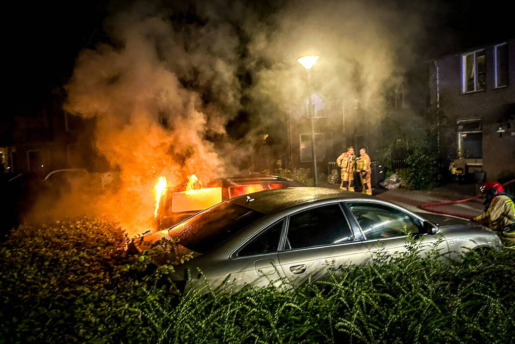 Voertuig brandt uit op parkeerplaats