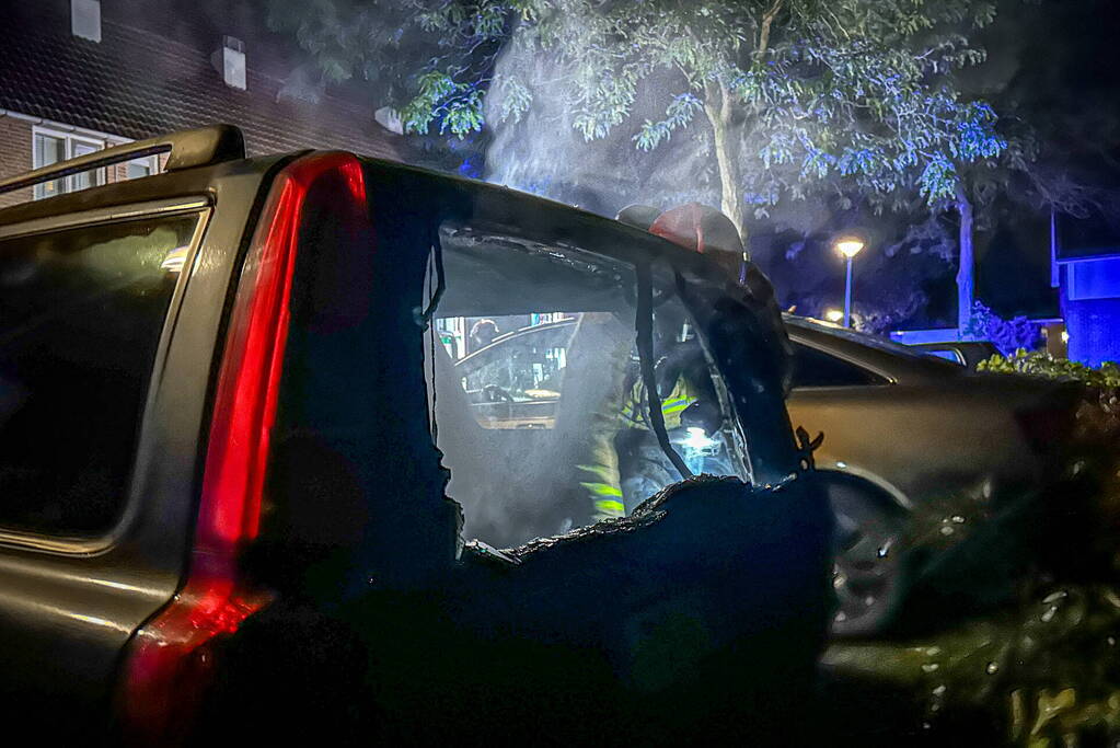 Voertuig brandt uit op parkeerplaats