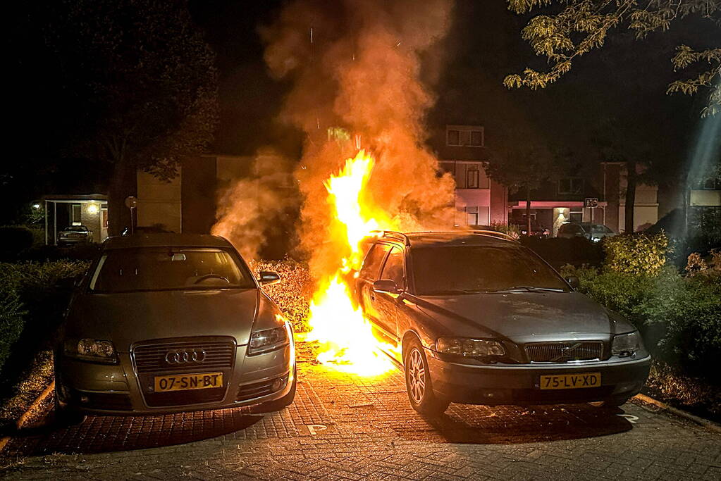 Voertuig brandt uit op parkeerplaats