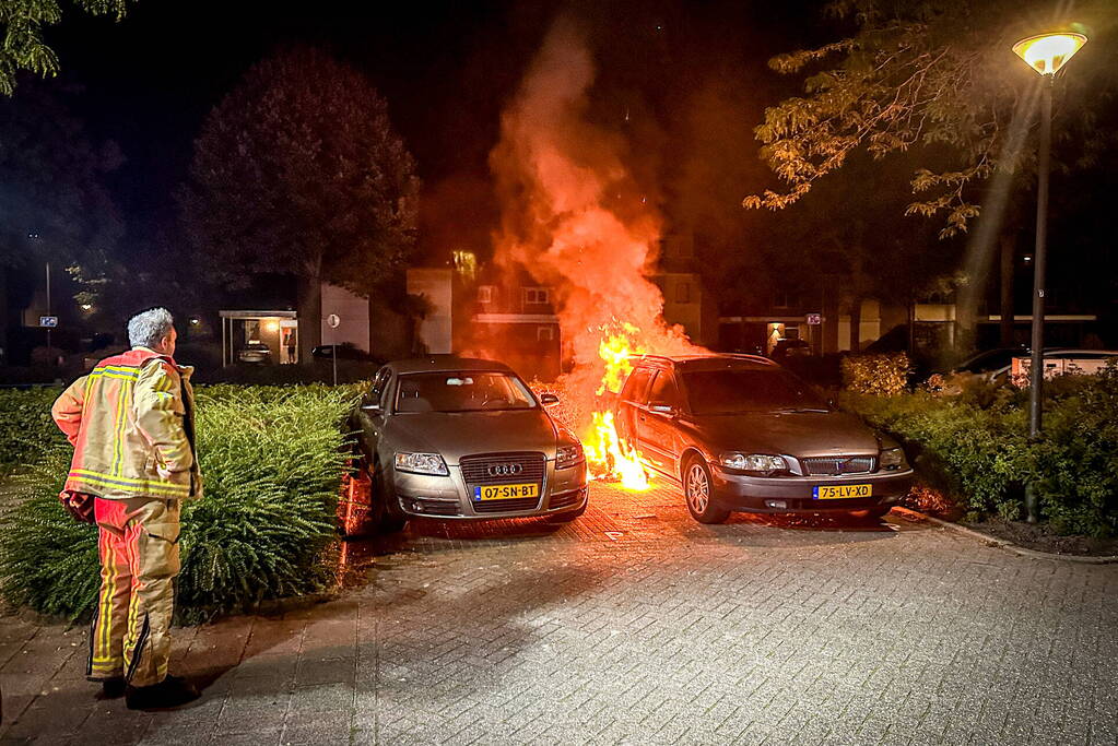 Voertuig brandt uit op parkeerplaats