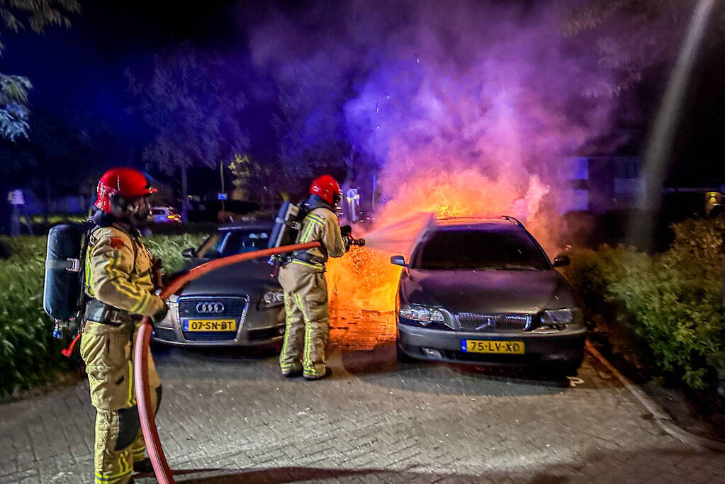 Voertuig brandt uit op parkeerplaats