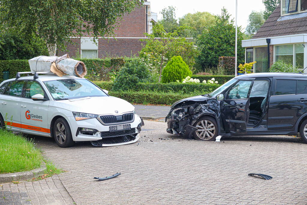 Veel schade bij botsing in Bovenmaten