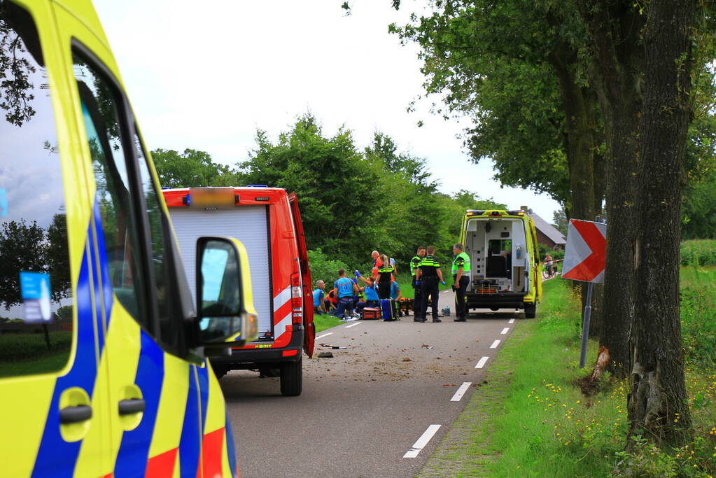 Motorrijder klapt op boom en belandt in greppel