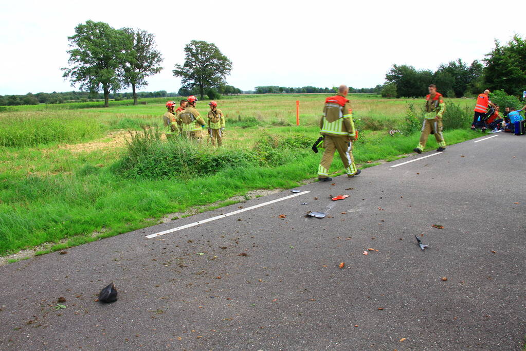 Motorrijder klapt op boom en belandt in greppel