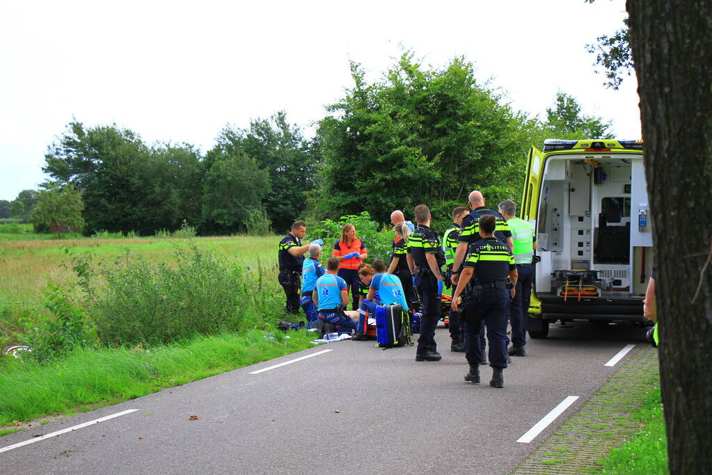 Motorrijder klapt op boom en belandt in greppel