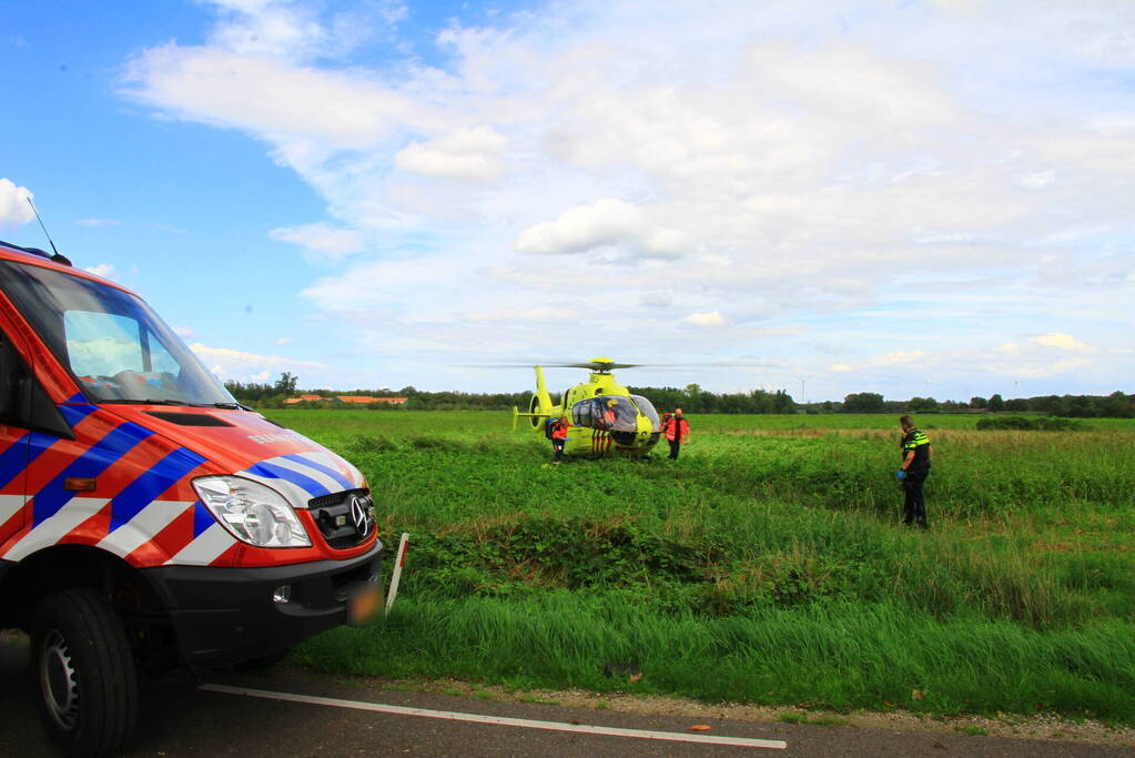 Motorrijder klapt op boom en belandt in greppel