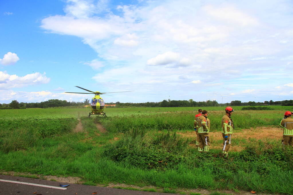 Motorrijder klapt op boom en belandt in greppel