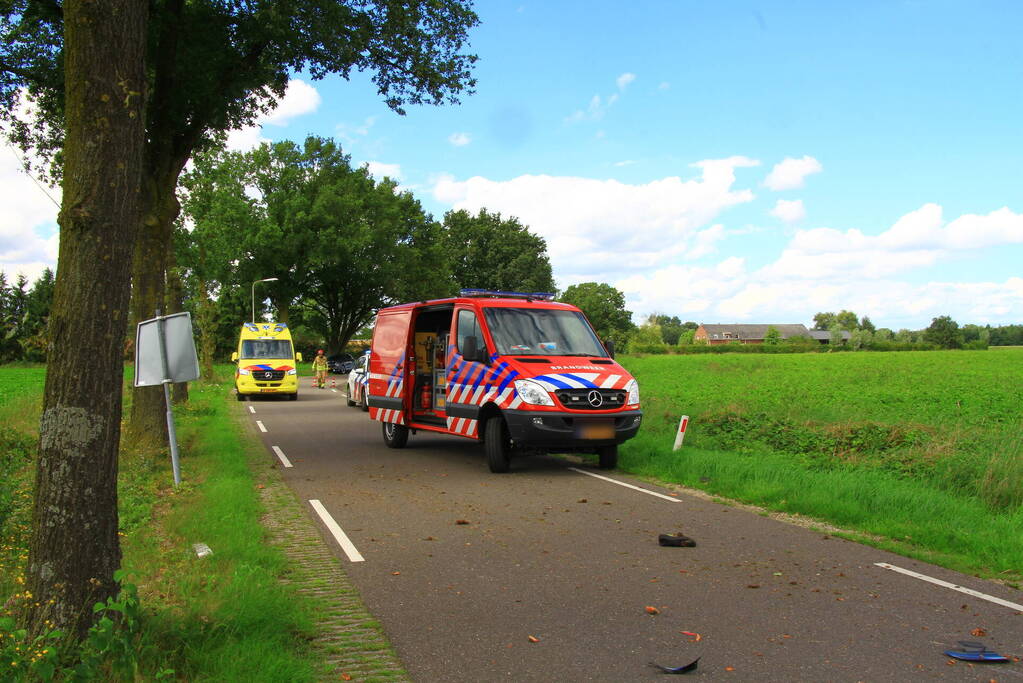 Motorrijder klapt op boom en belandt in greppel