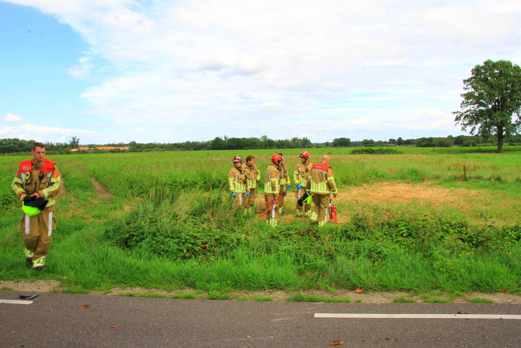 Motorrijder klapt op boom en belandt in greppel