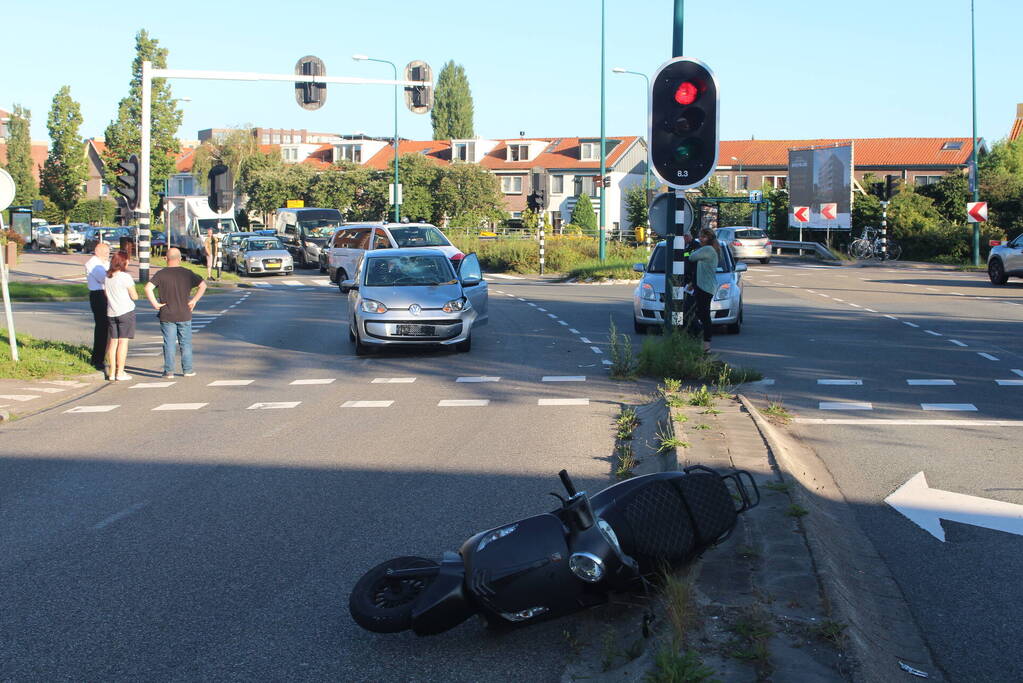 Scooterrijder ernstig gewond na frontale aanrijding