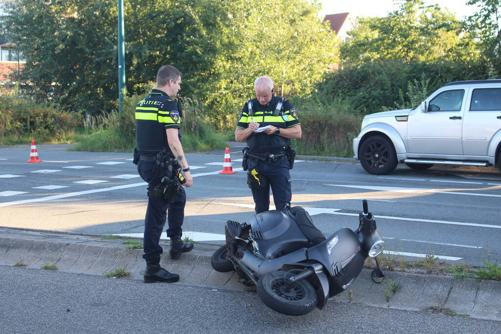 Scooterrijder ernstig gewond na frontale aanrijding