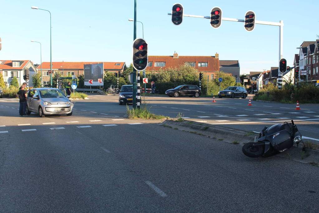 Scooterrijder ernstig gewond na frontale aanrijding