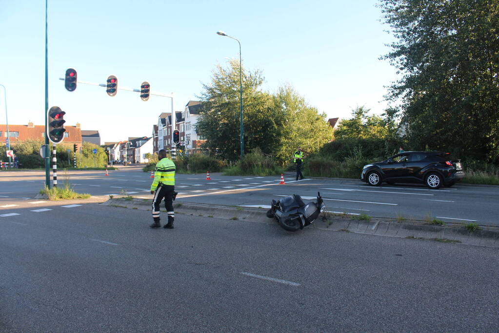 Scooterrijder ernstig gewond na frontale aanrijding