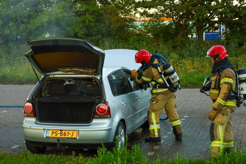 Veel schade aan auto door brand