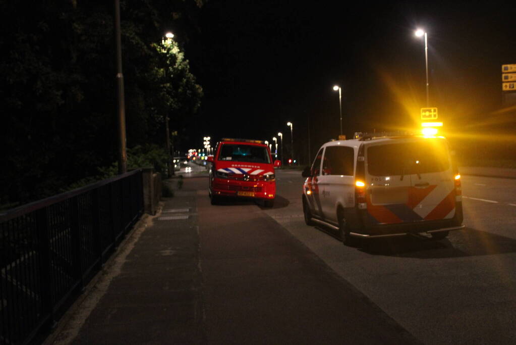 Vrouw met verward gedrag van brug gehaald