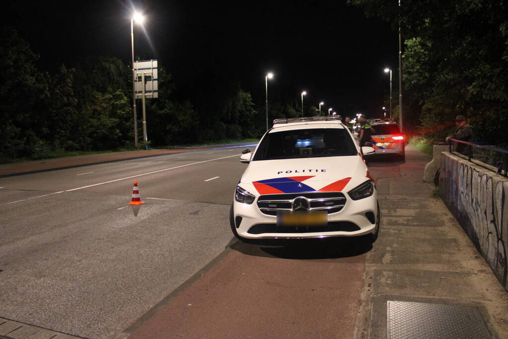 Vrouw met verward gedrag van brug gehaald