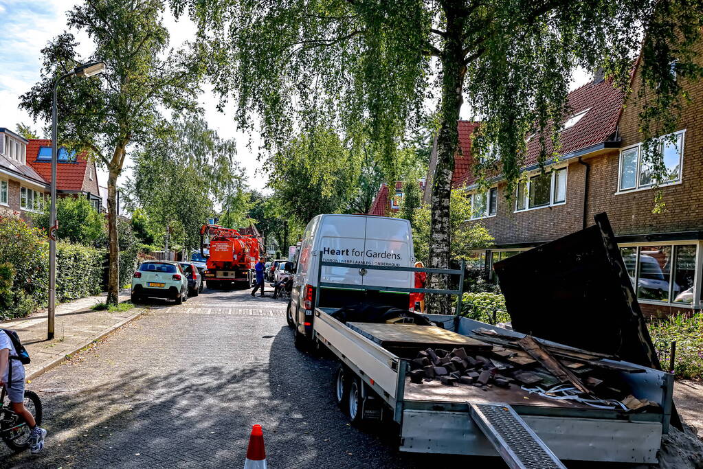 Straat afgezet door waterlekkage