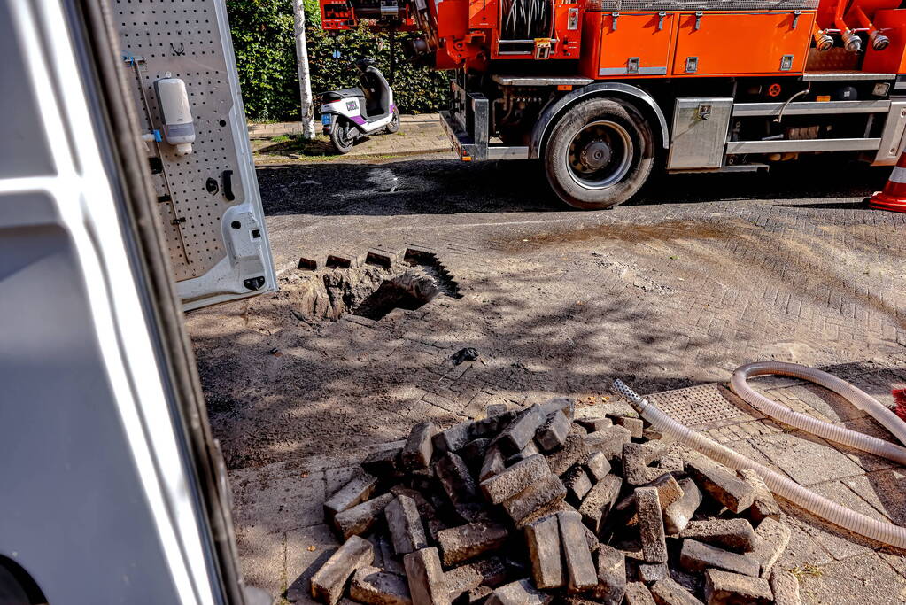 Straat afgezet door waterlekkage