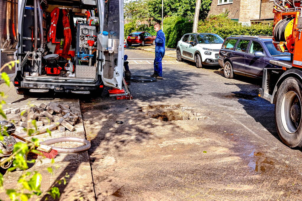 Straat afgezet door waterlekkage