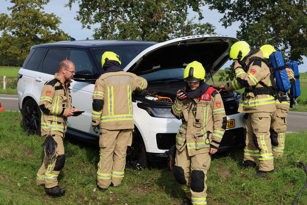 Vlammen onder motorkap van rijdende Range Rover