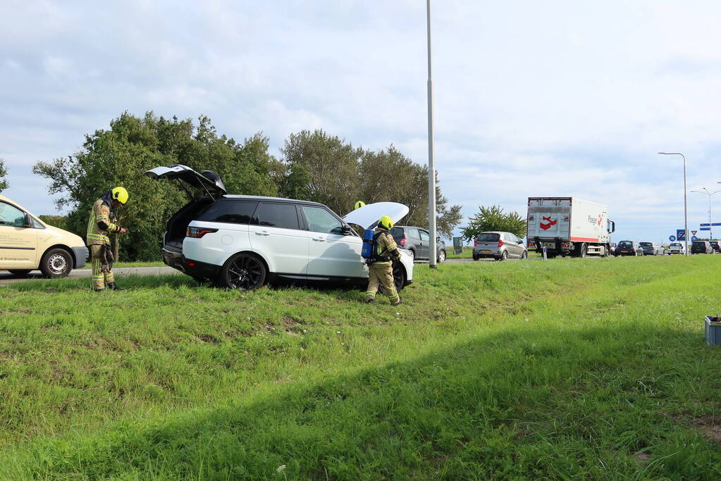 Vlammen onder motorkap van rijdende Range Rover