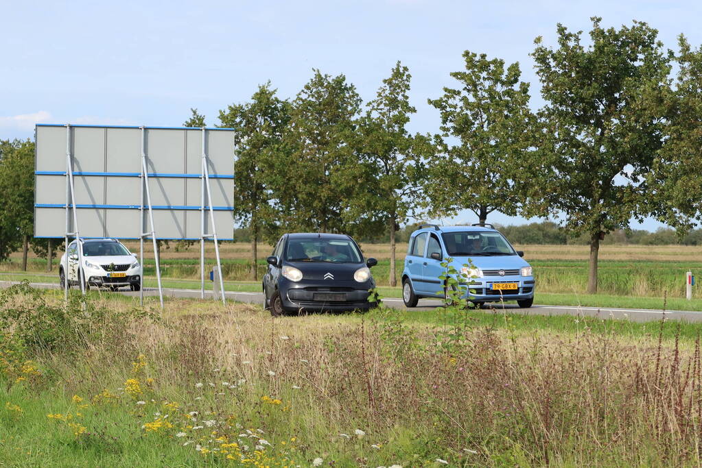 Vlammen onder motorkap van rijdende Range Rover