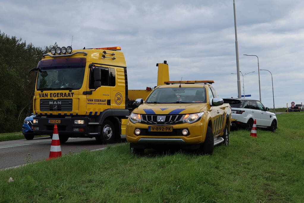 Vlammen onder motorkap van rijdende Range Rover