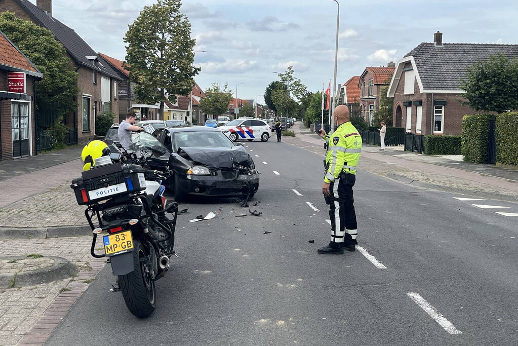 Hevige schade bij ongeval op kruising