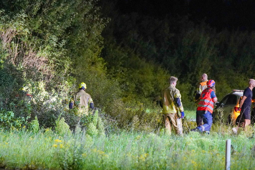 Automobilist vlucht na botsing op oprit