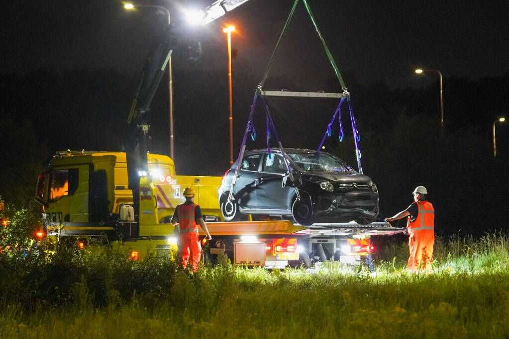 Automobilist vlucht na botsing op oprit