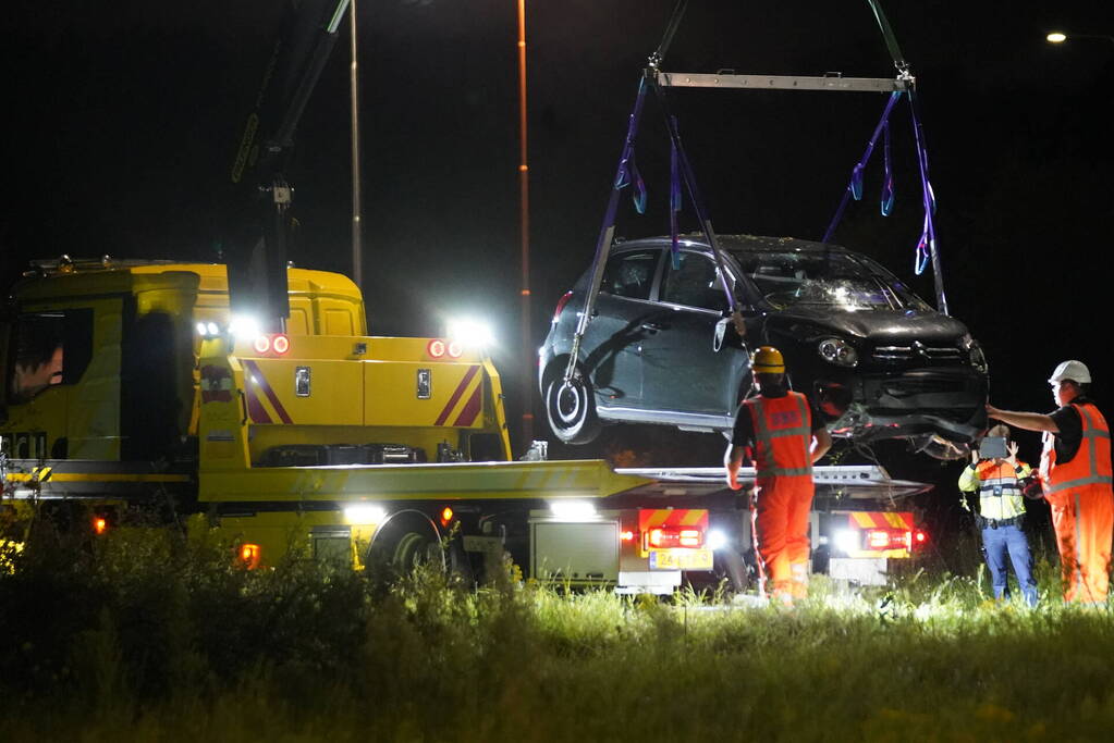 Automobilist vlucht na botsing op oprit