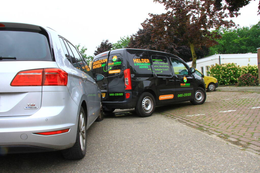 Automobilist botst op achteruitrijdende bestelwagen