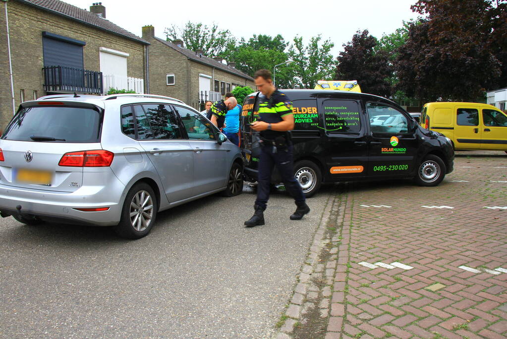 Automobilist botst op achteruitrijdende bestelwagen