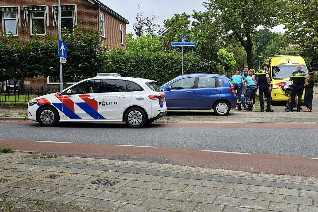 Oudere vrouw gewond na val met fiets