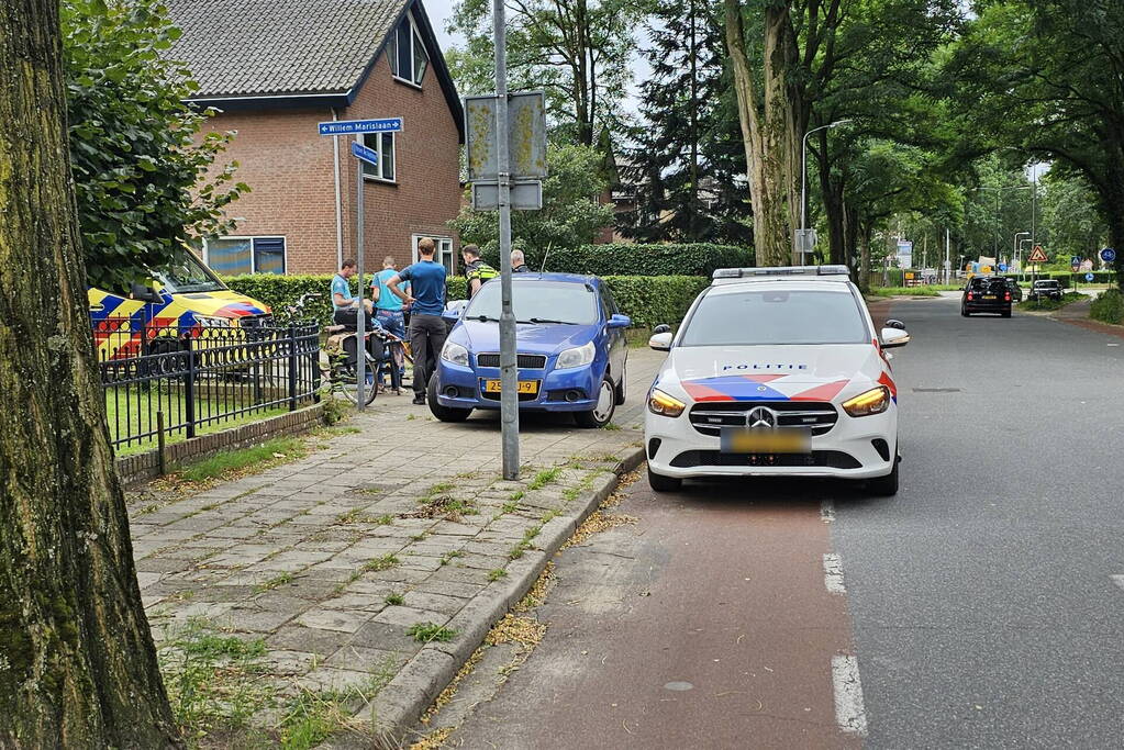 Oudere vrouw gewond na val met fiets