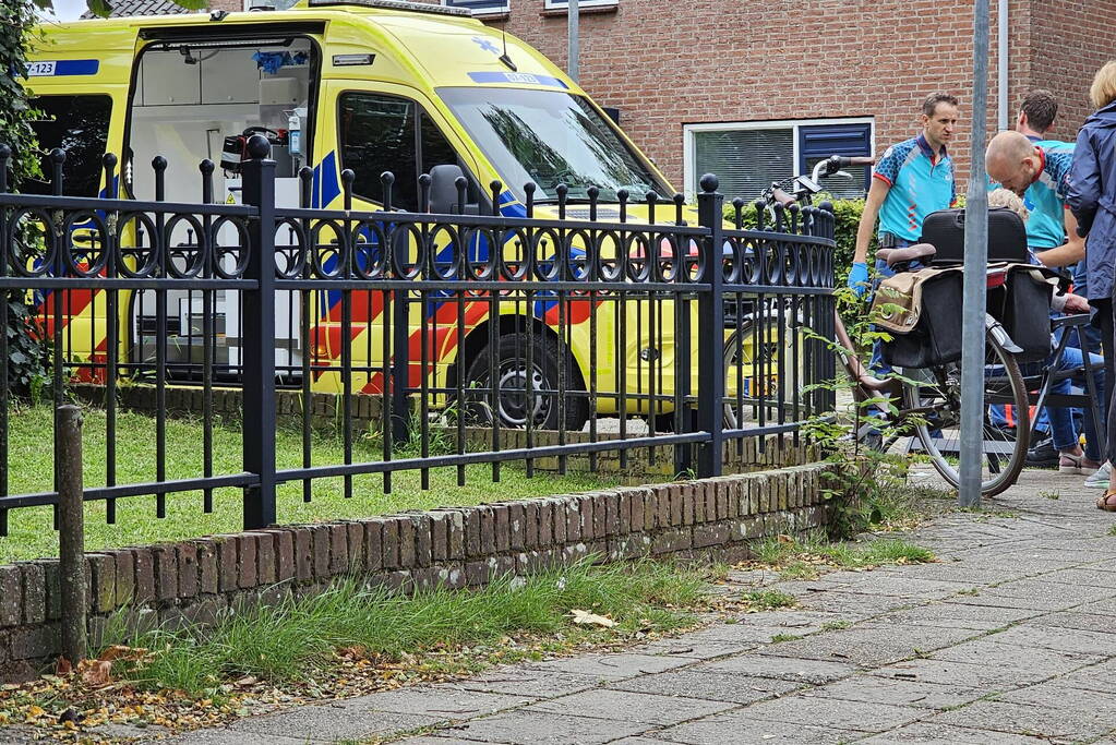 Oudere vrouw gewond na val met fiets