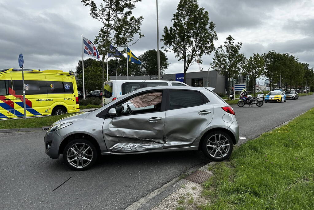 Schade na botsing op kruising